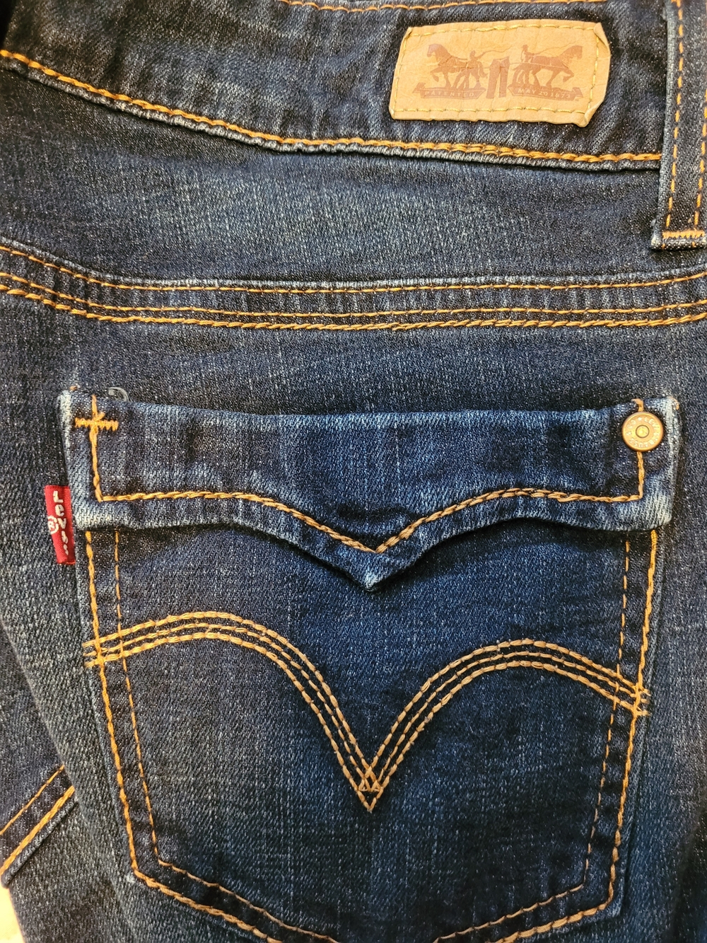 Levi's Women's Curvy Indigo Denim Jeans with Gold Stitching  Excellent!!